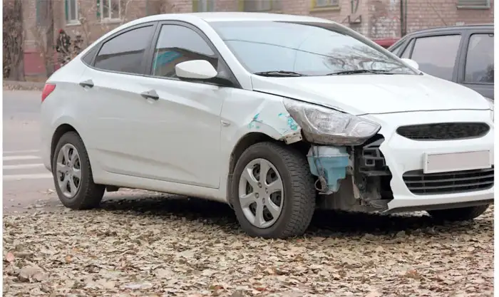 Weiße Limousine mit Motorschaden in Verden (Aller)